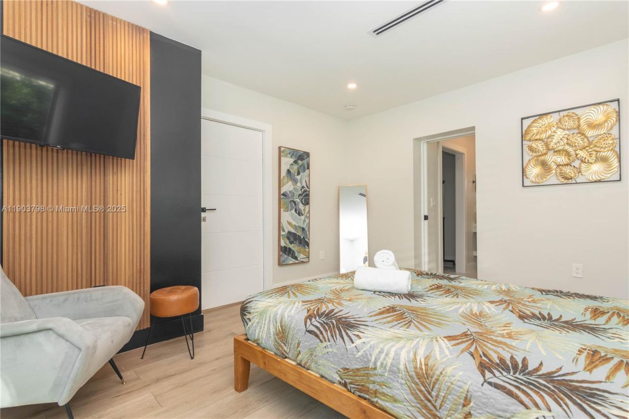 2360 SW 12th St, Miami, FL 33135 Photo