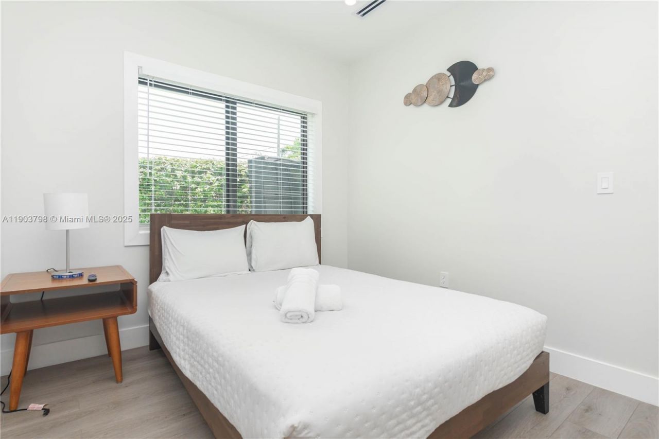 2360 SW 12th St, Miami, FL 33135 Photo