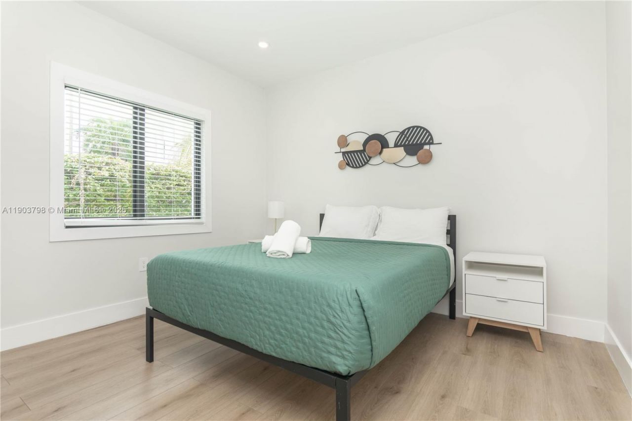 2360 SW 12th St, Miami, FL 33135 Photo