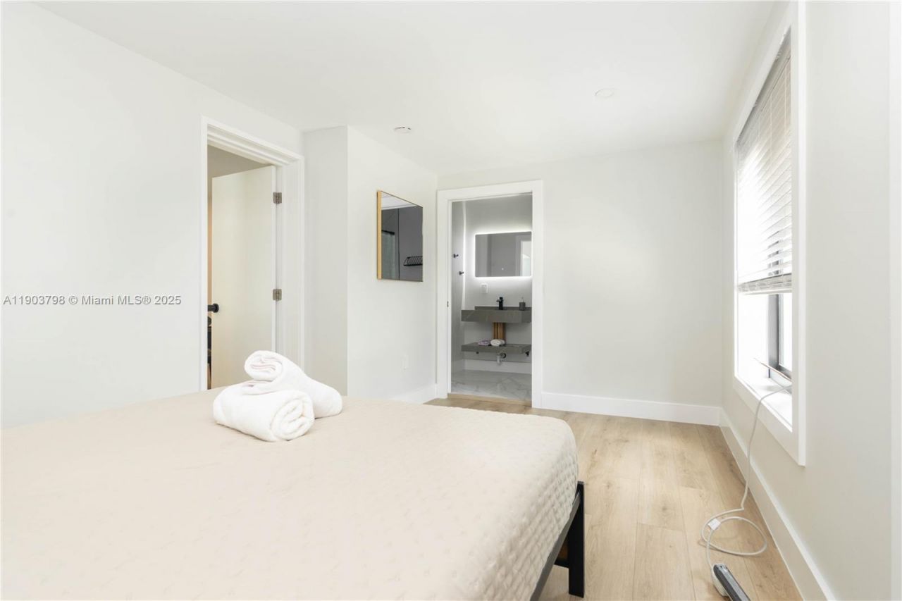 2360 SW 12th St, Miami, FL 33135 Photo