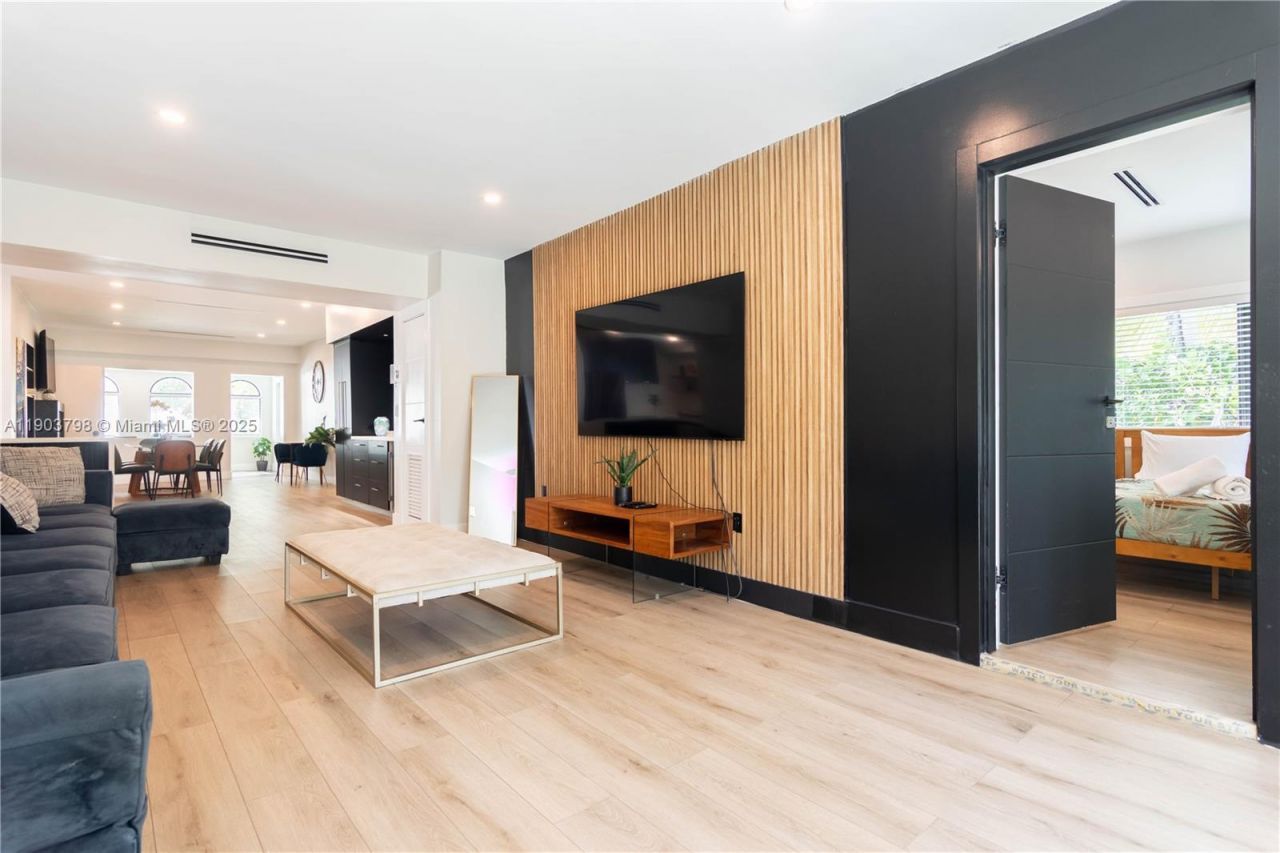 2360 SW 12th St, Miami, FL 33135 Photo