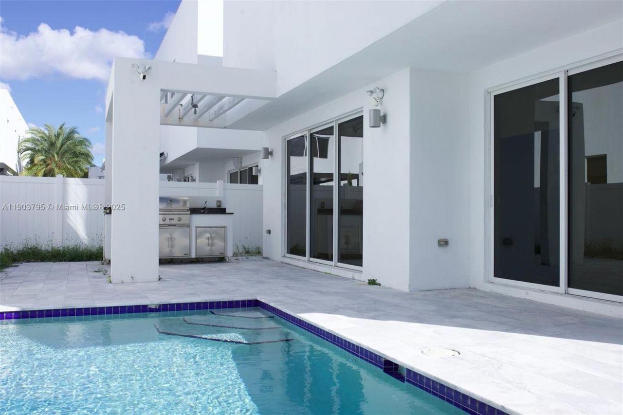 9791 NW 75th St, Doral, FL 33178 Photo