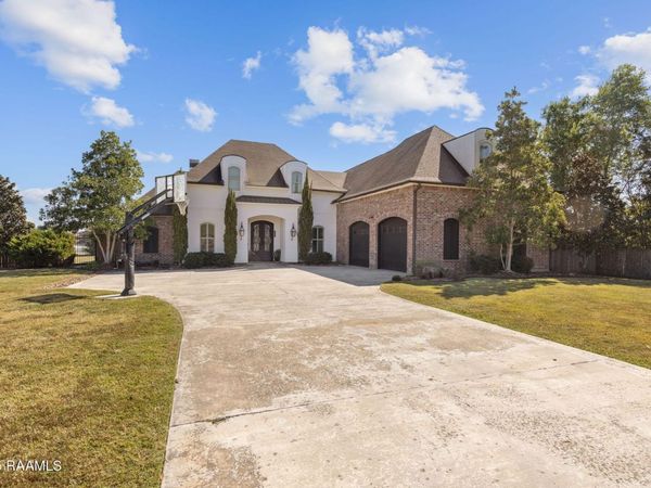 100 Sweetwater Creek Drive, Youngsville, LA 70592
