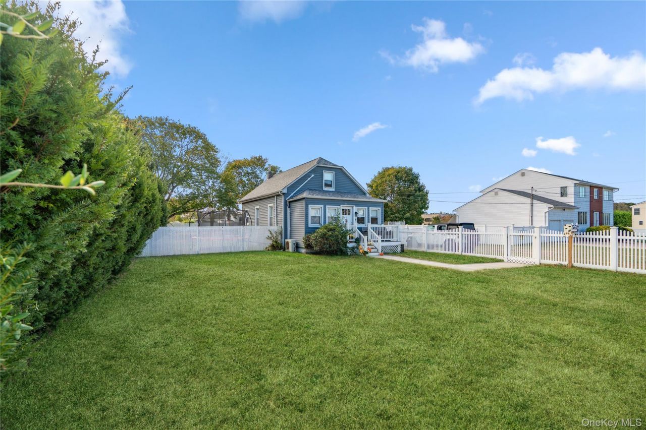 48 Farmers Avenue, Lindenhurst, NY 11757 Main Photo