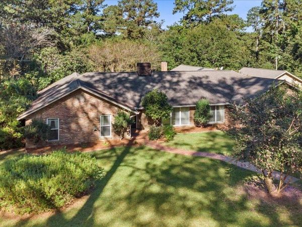 1001 Pinehurst Place, McComb, MS 39648