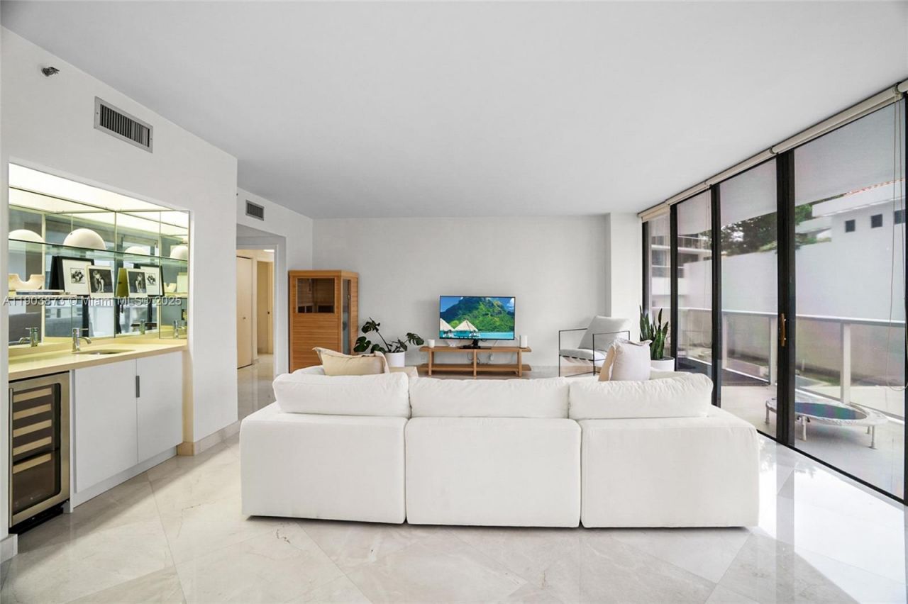 20281 E Country Club Dr, Unit M1, Aventura, FL 33180 Photo