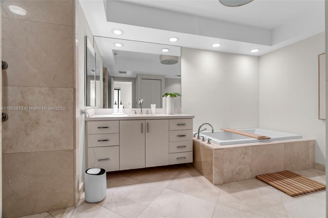 20281 E Country Club Dr, Unit M1, Aventura, FL 33180 Photo