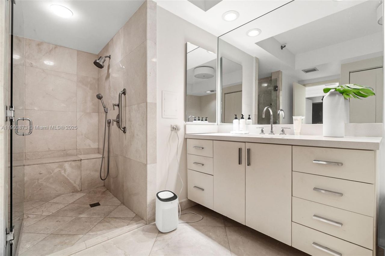 20281 E Country Club Dr, Unit M1, Aventura, FL 33180 Photo