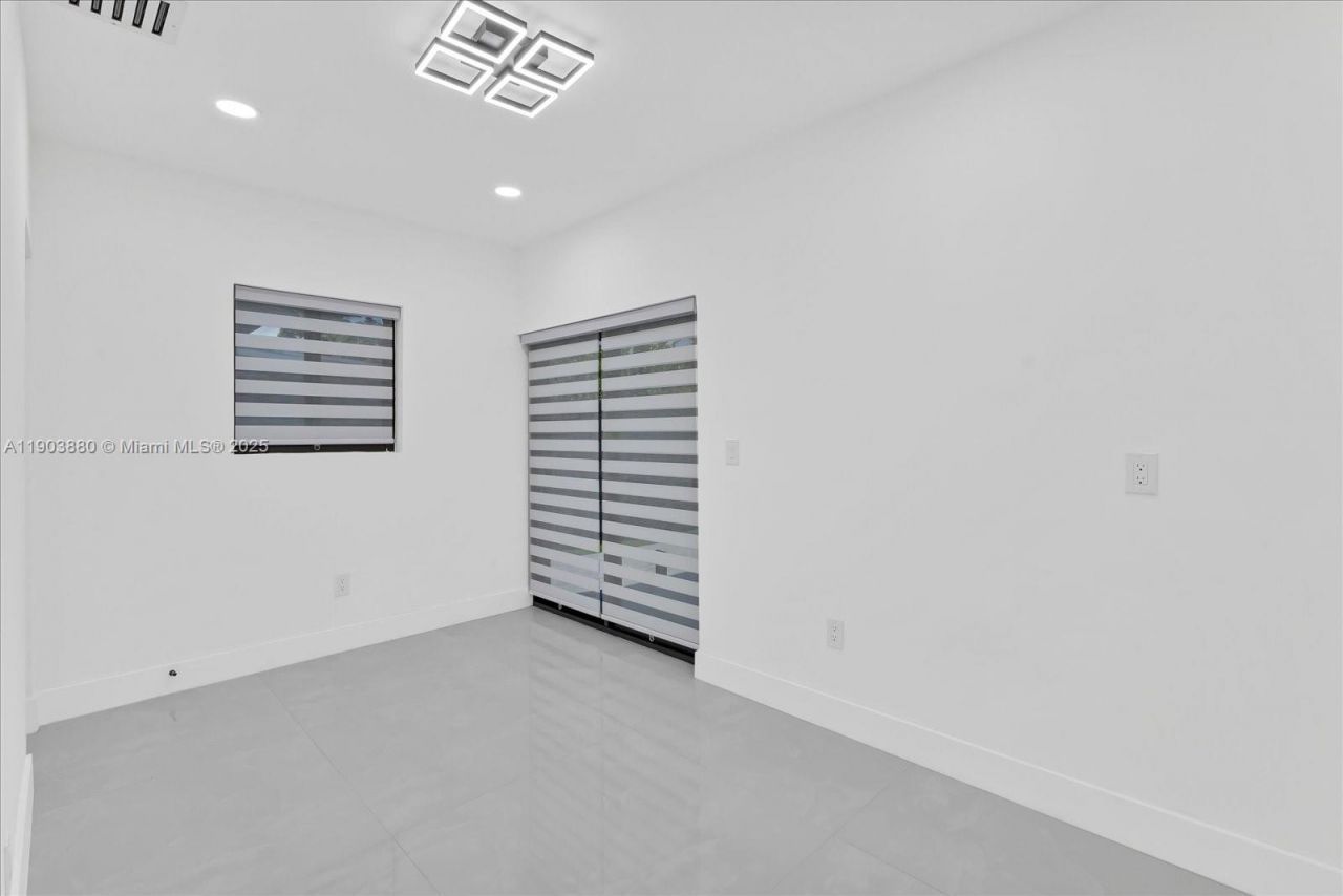 19511 NE 18th Pl, Miami, FL 33179 Photo