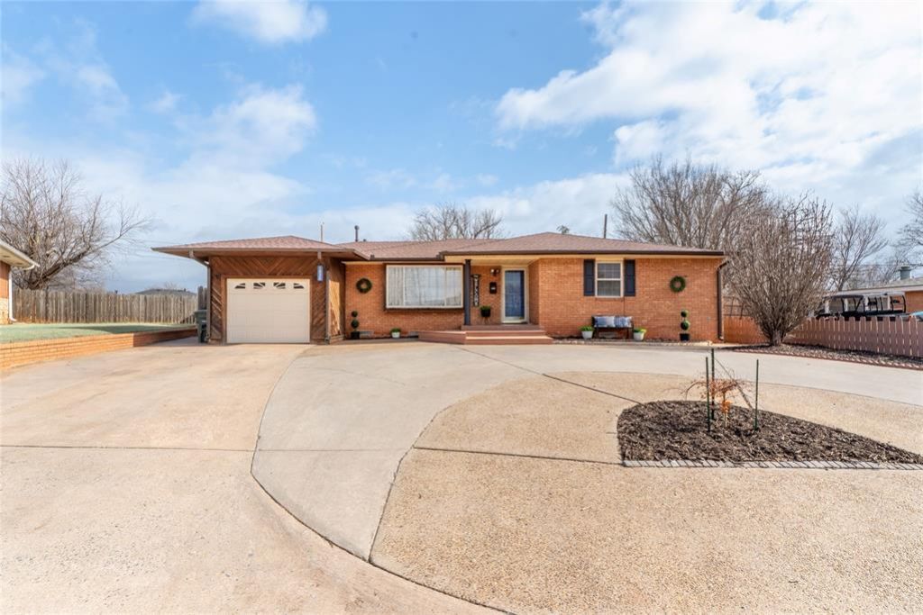 1030 Circle Drive, Clinton, OK 73601 Main Photo