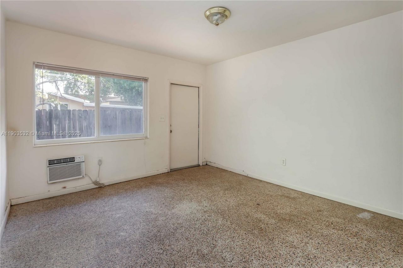 976 NW 6th St, Miami, FL 33136 Photo