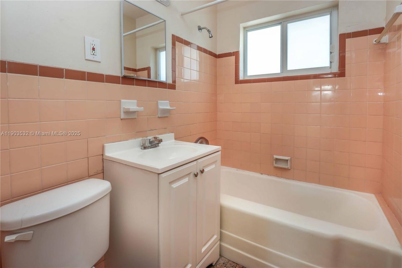 976 NW 6th St, Miami, FL 33136 Photo