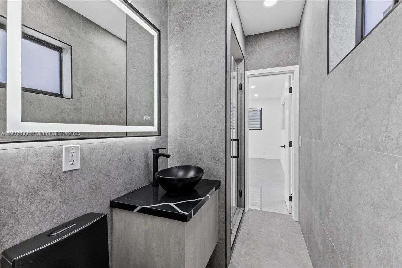 19511 NE 18th Pl, Miami, FL 33179 Photo