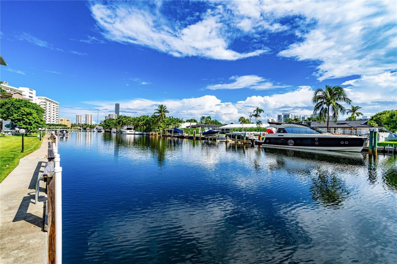 455 Paradise Isle Blvd, Unit 106, Hallandale Beach, FL 33009 Photo