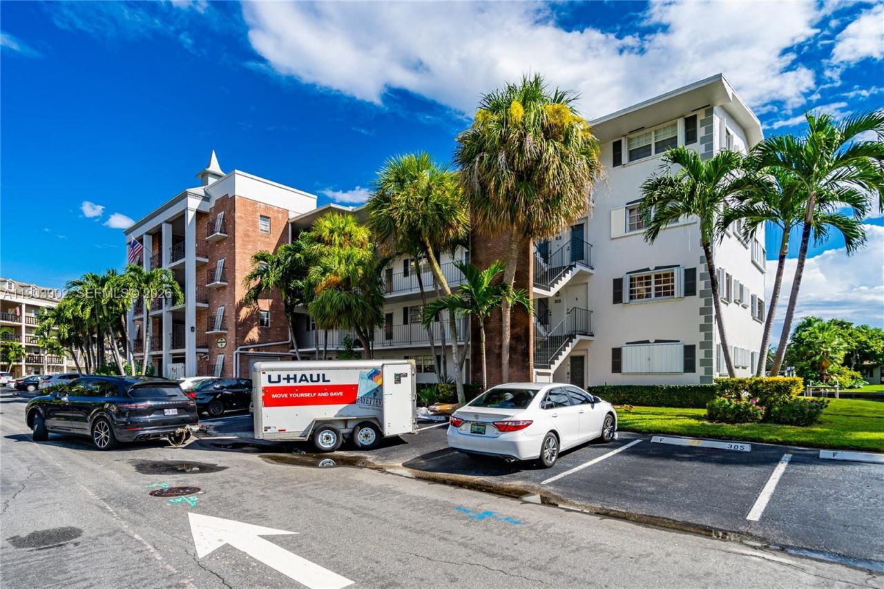 455 Paradise Isle Blvd, Unit 106, Hallandale Beach, FL 33009 Photo