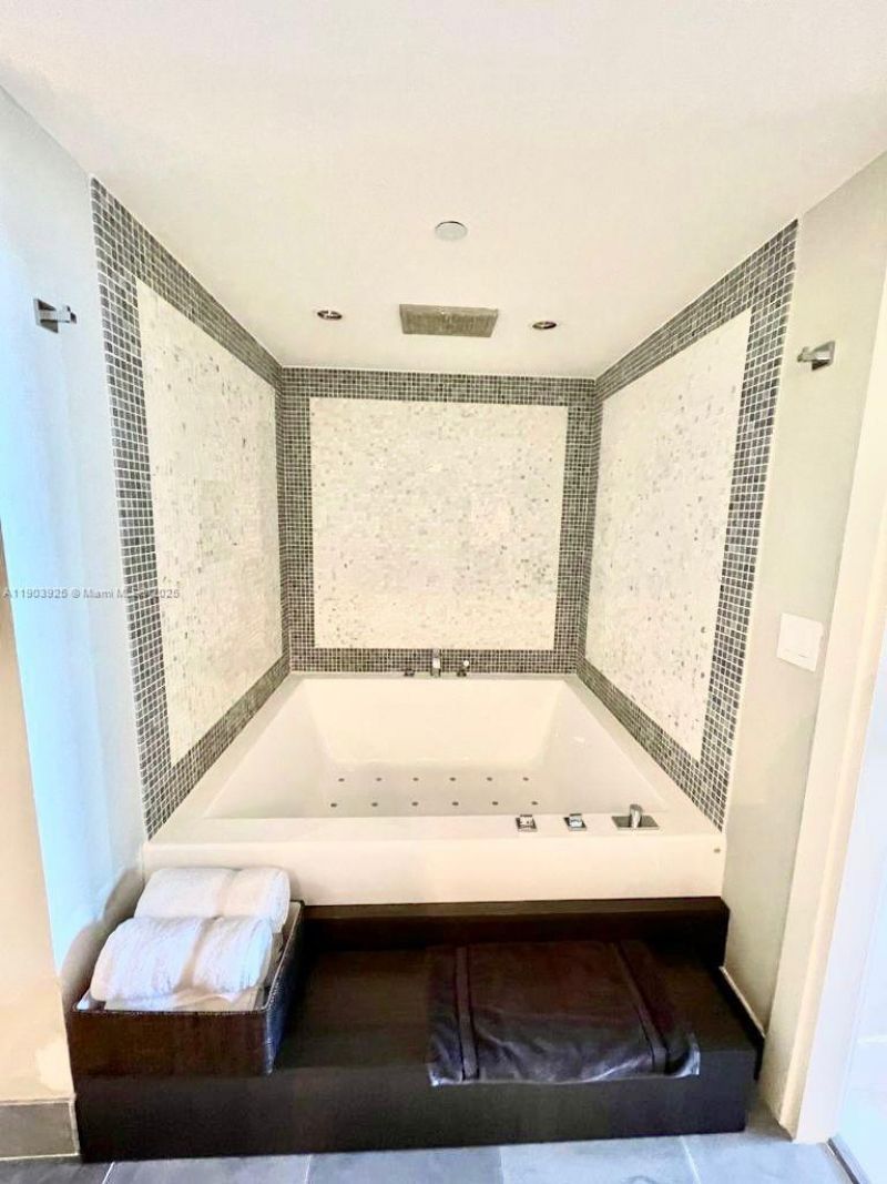 200 Biscayne Boulevard Way, Unit 4310, Miami, FL 33131 Photo