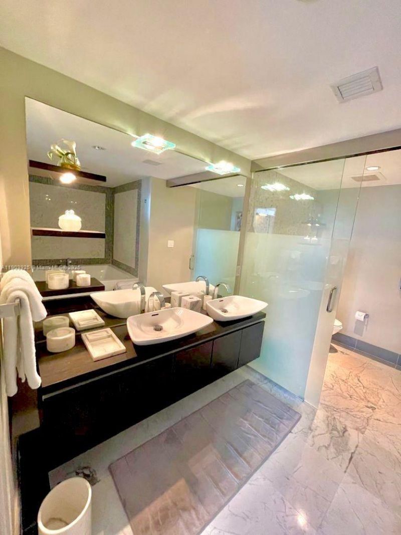 200 Biscayne Boulevard Way, Unit 4310, Miami, FL 33131 Photo