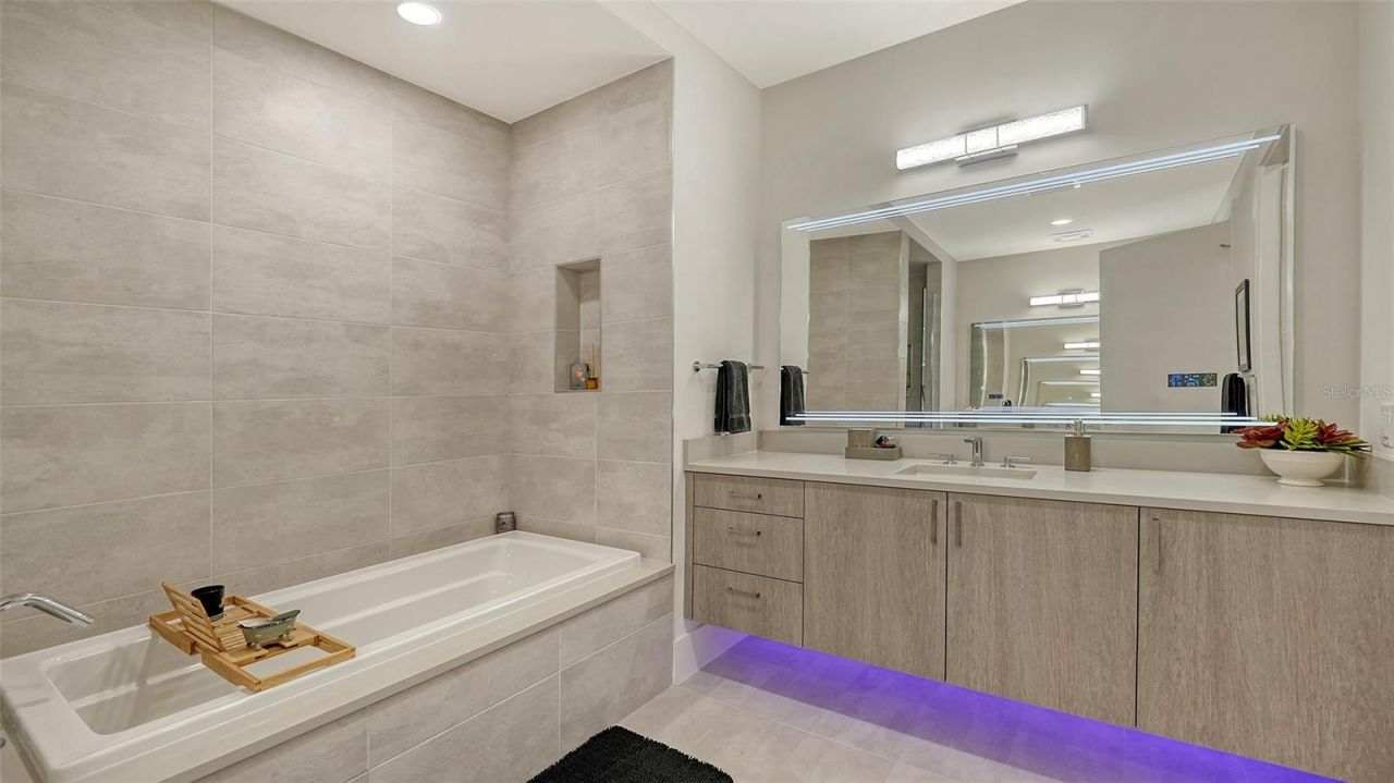 540 N Tamiami Trail, Unit 1702, Sarasota, FL 34236 Photo