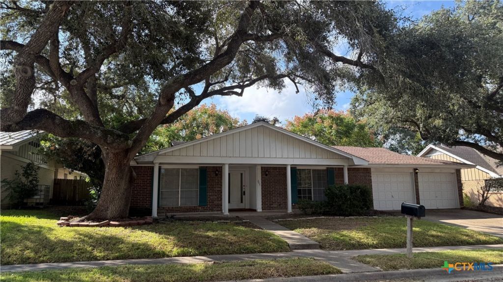 203 Longfellow Lane, Victoria, TX 77904 Main Photo