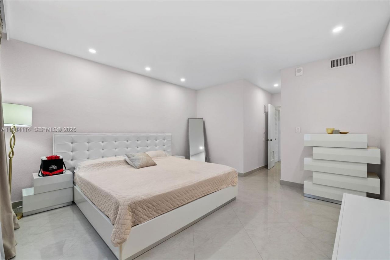 19390 Collins Ave, Unit 209, Sunny Isles Beach, FL 33160 Photo