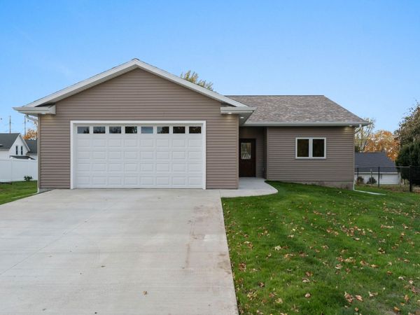 206 1st Avenue N, State Center, IA 50247