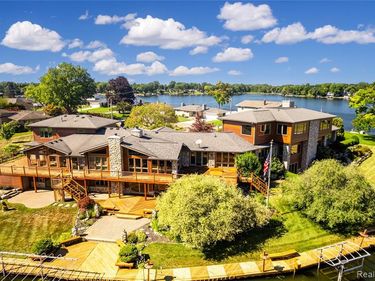 4190 AQUARINA Street, Waterford Twp, MI 48329