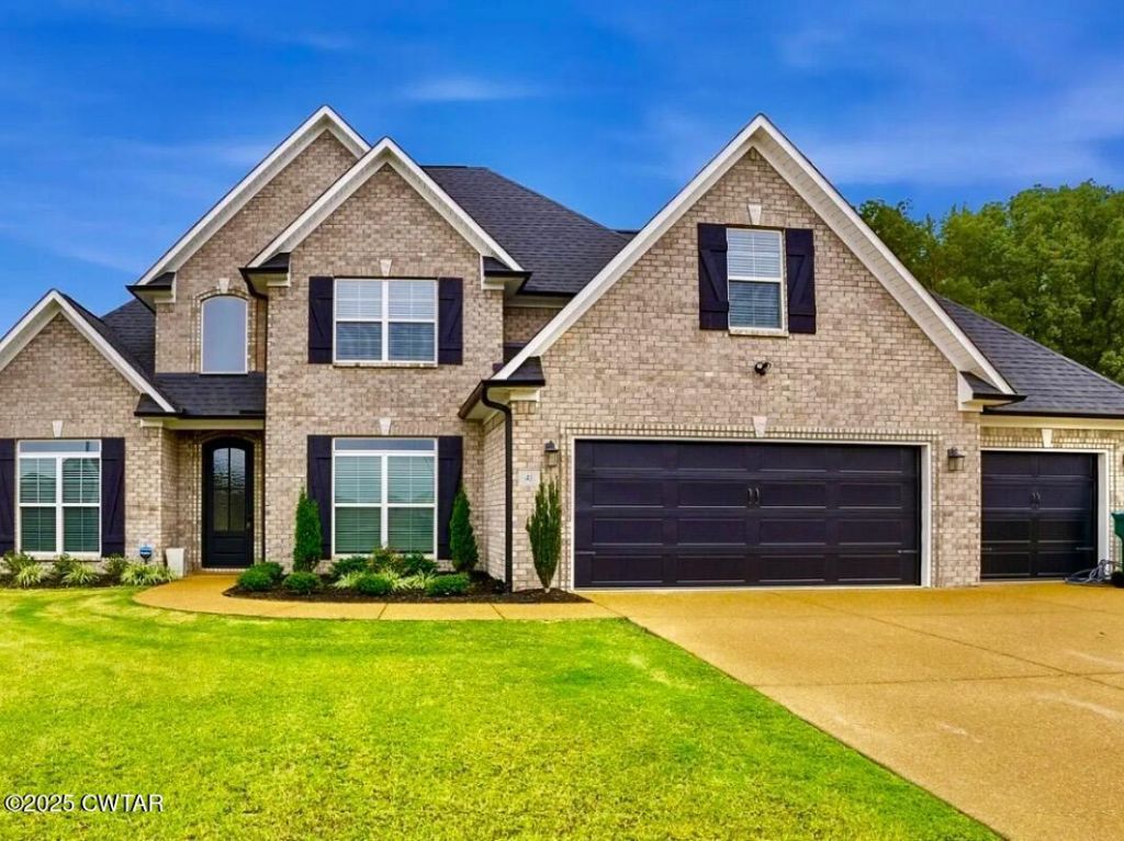 43 Matthews Place Drive, Jackson, TN 38305 Main Photo