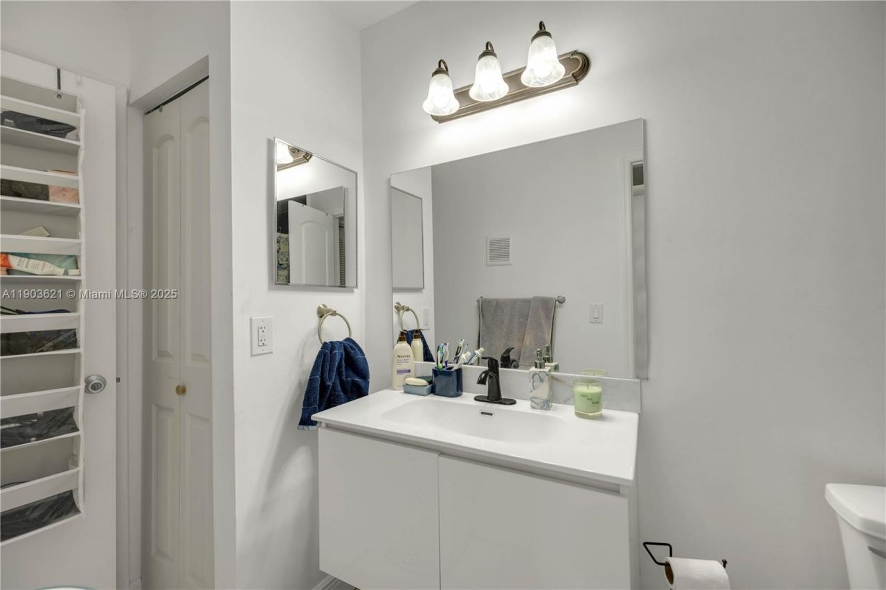 2610 W 76th St, Unit 210, Hialeah, FL 33016 Photo