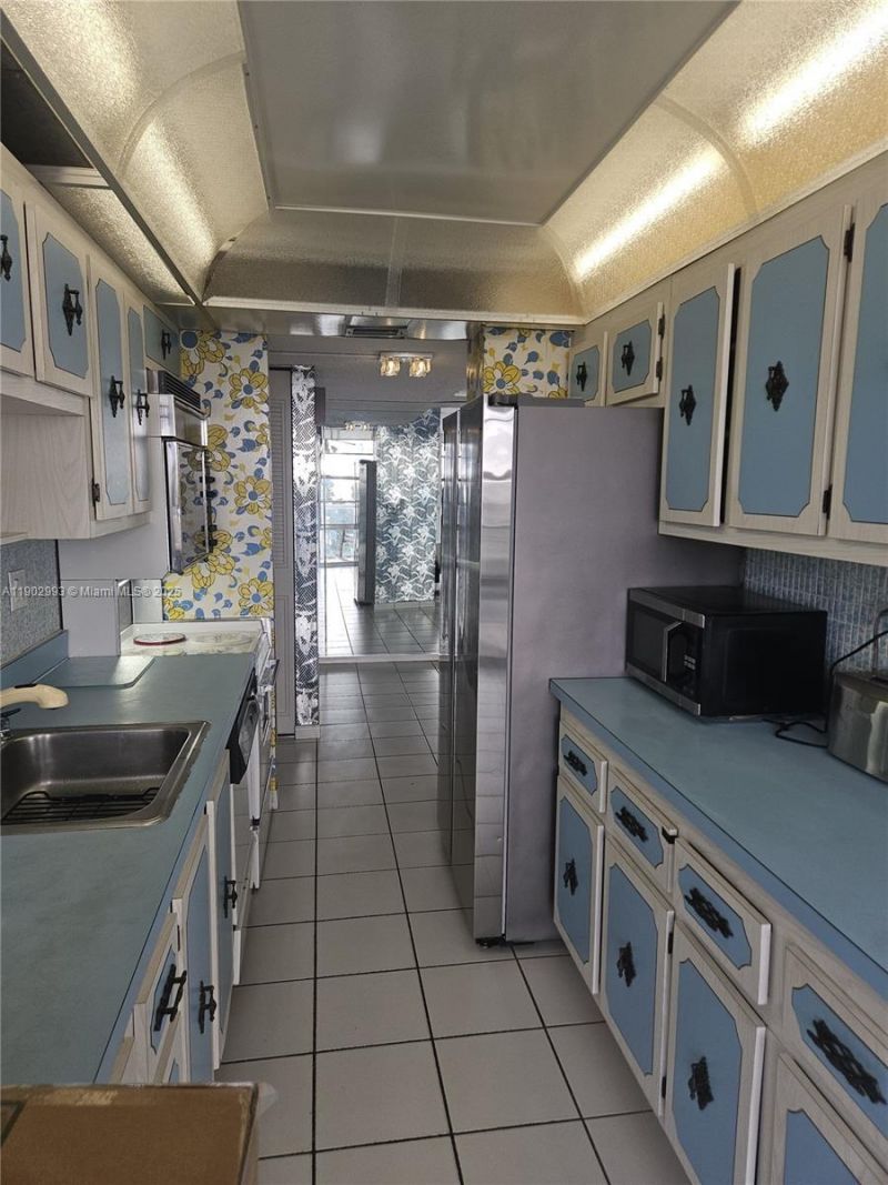 230 174th St, Unit 409, Sunny Isles Beach, FL 33160 Photo