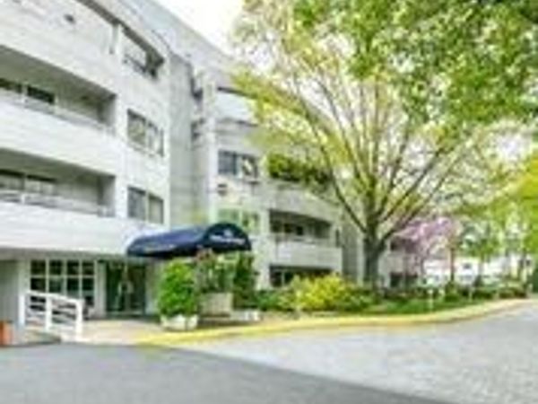 100 cuttermill Road, Unit 1K, Great Neck, NY 11021