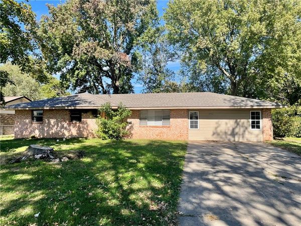 2002 Melissa Lane, Springdale, AR 72762