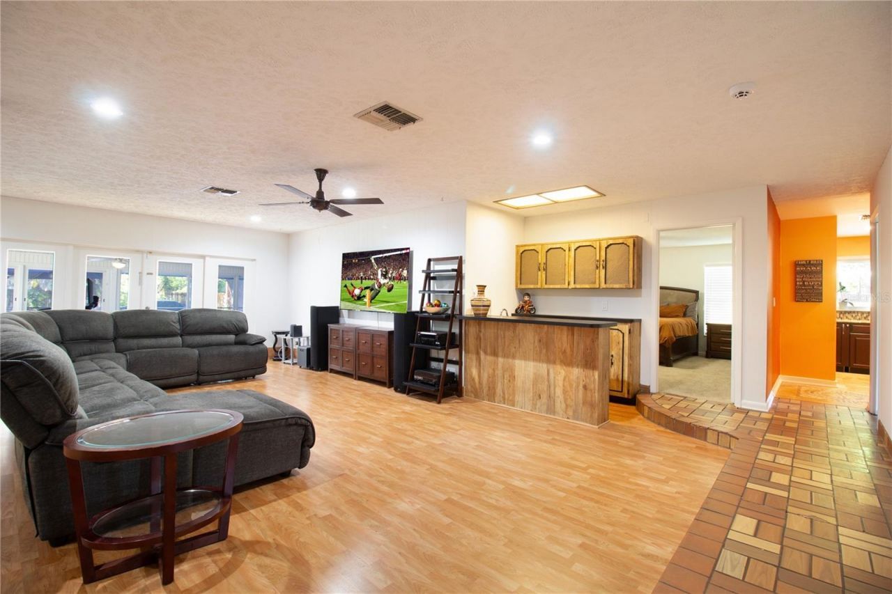 547 Oleander Way S, Saint Petersburg, FL 33707 Photo