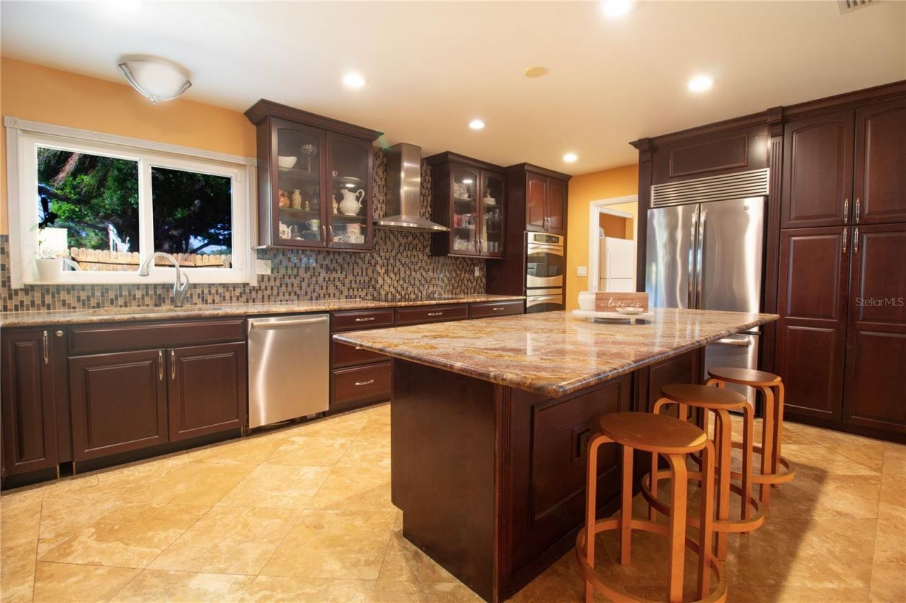 547 Oleander Way S, Saint Petersburg, FL 33707 Photo