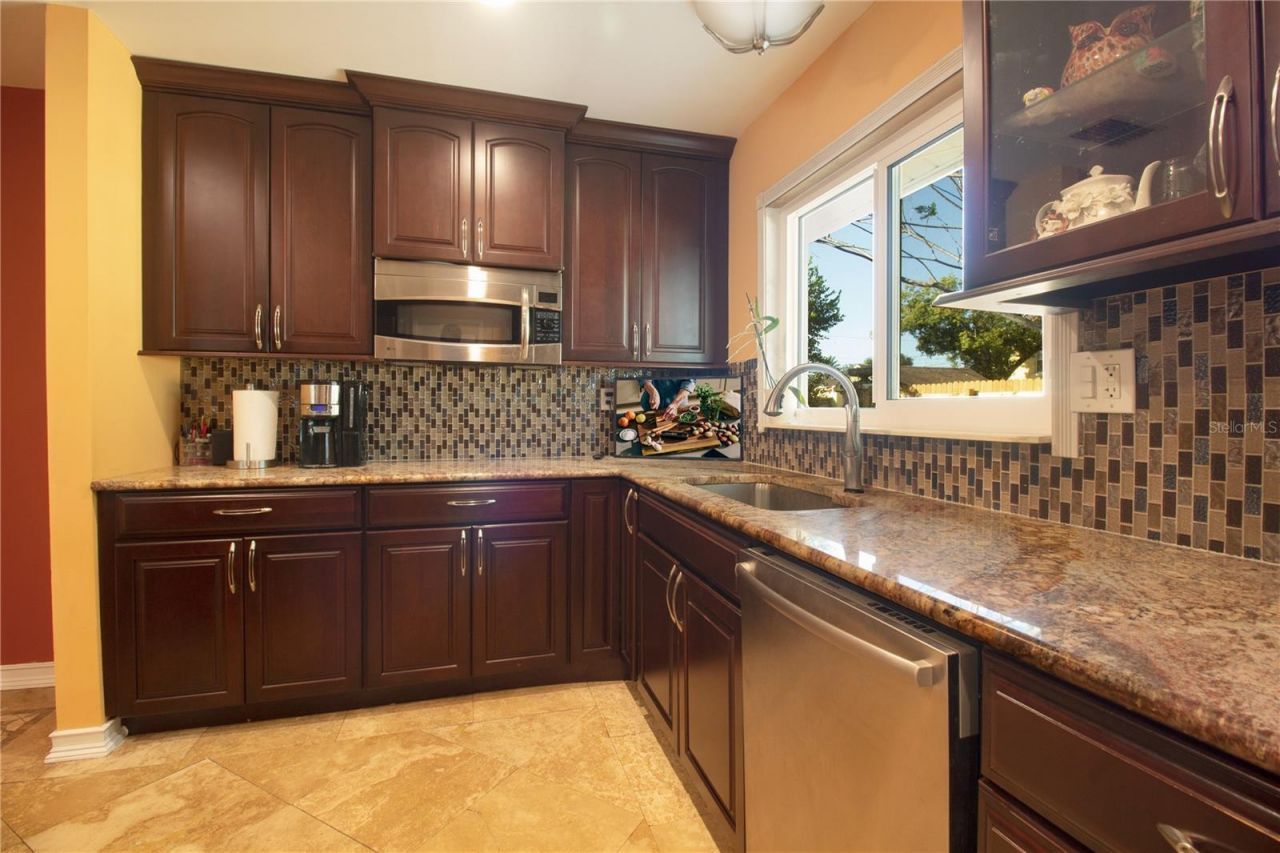 547 Oleander Way S, Saint Petersburg, FL 33707 Photo