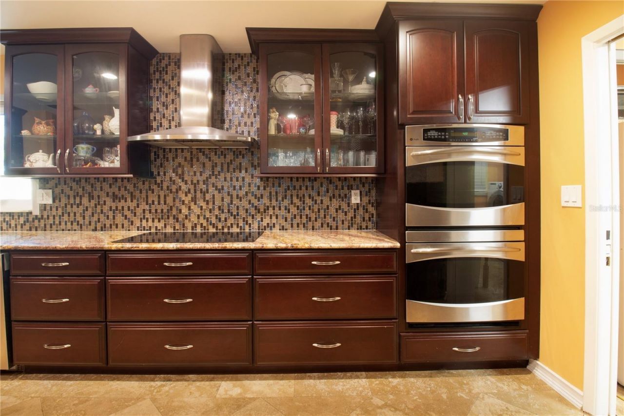 547 Oleander Way S, Saint Petersburg, FL 33707 Photo