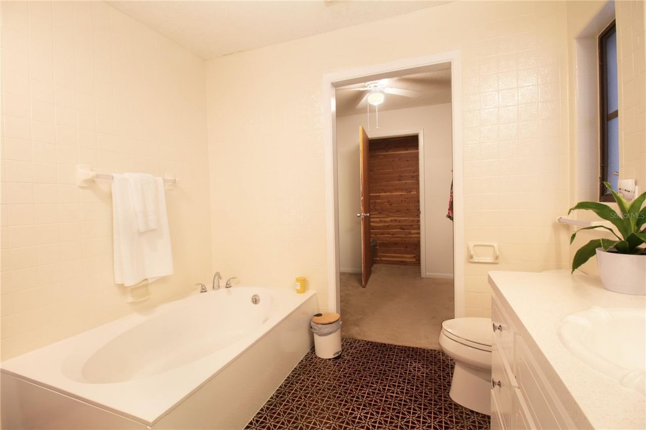 547 Oleander Way S, Saint Petersburg, FL 33707 Photo