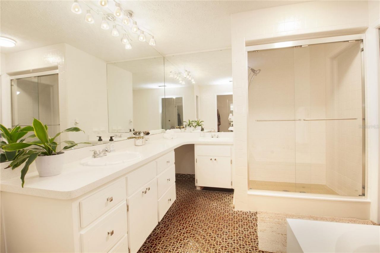 547 Oleander Way S, Saint Petersburg, FL 33707 Photo