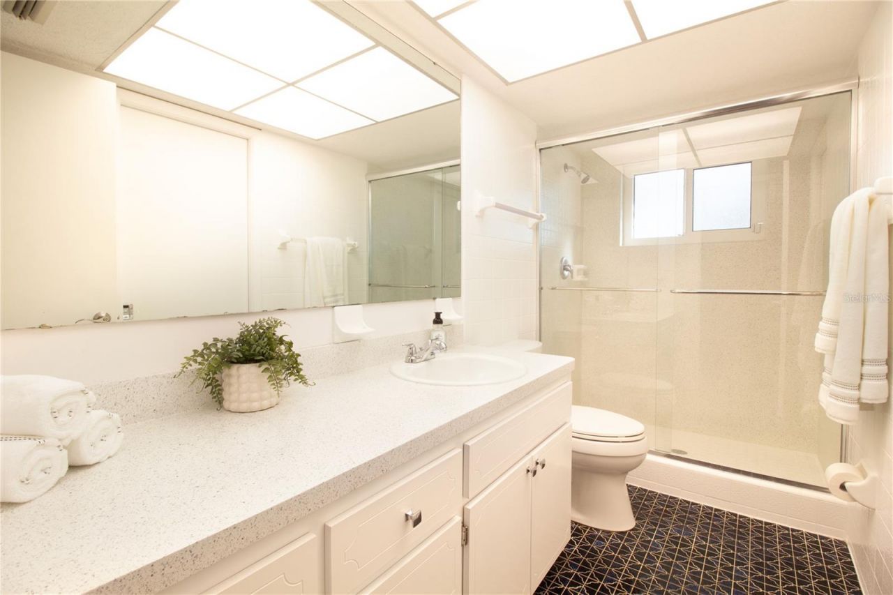 547 Oleander Way S, Saint Petersburg, FL 33707 Photo