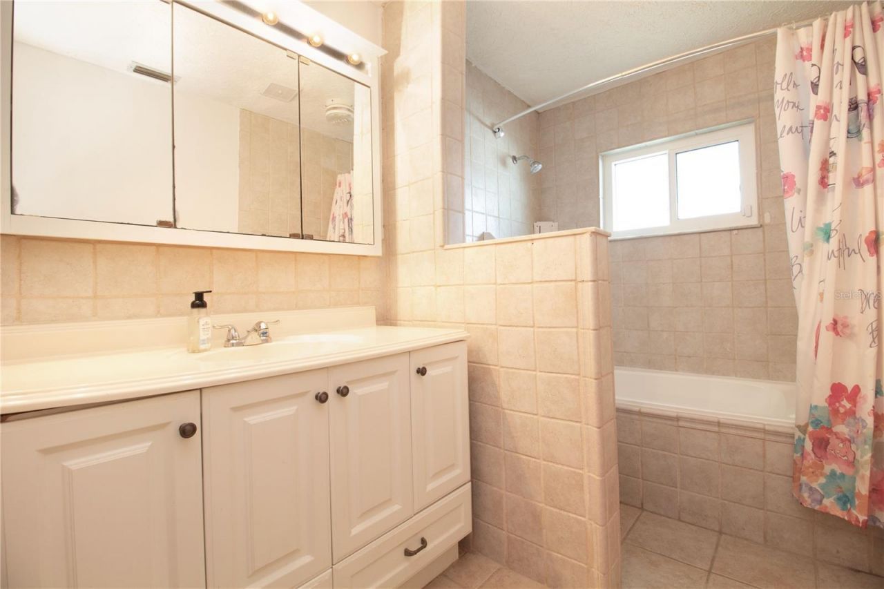 547 Oleander Way S, Saint Petersburg, FL 33707 Photo