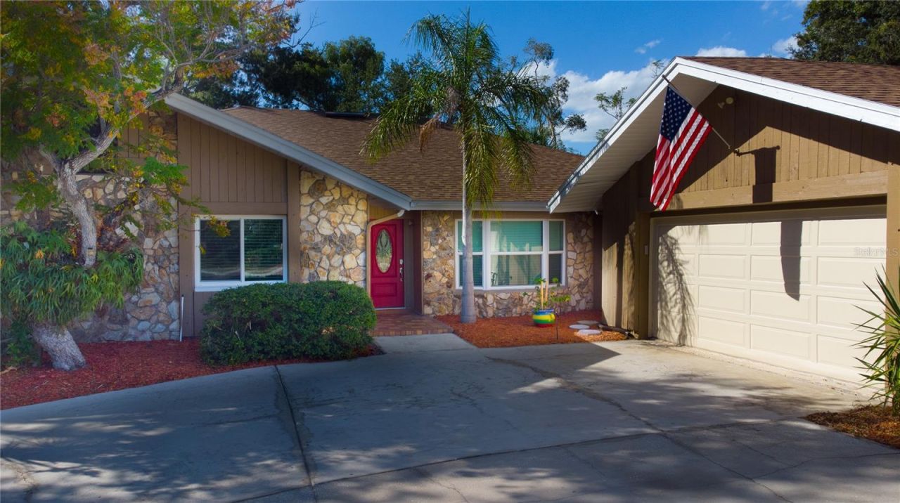 547 Oleander Way S, Saint Petersburg, FL 33707 Photo