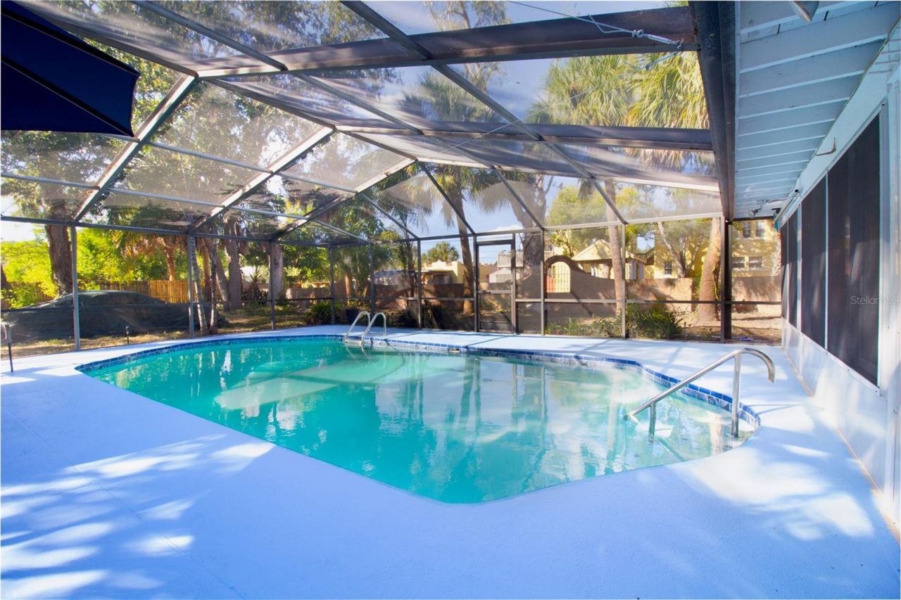 547 Oleander Way S, Saint Petersburg, FL 33707 Photo