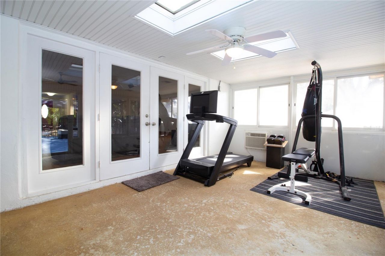 547 Oleander Way S, Saint Petersburg, FL 33707 Photo