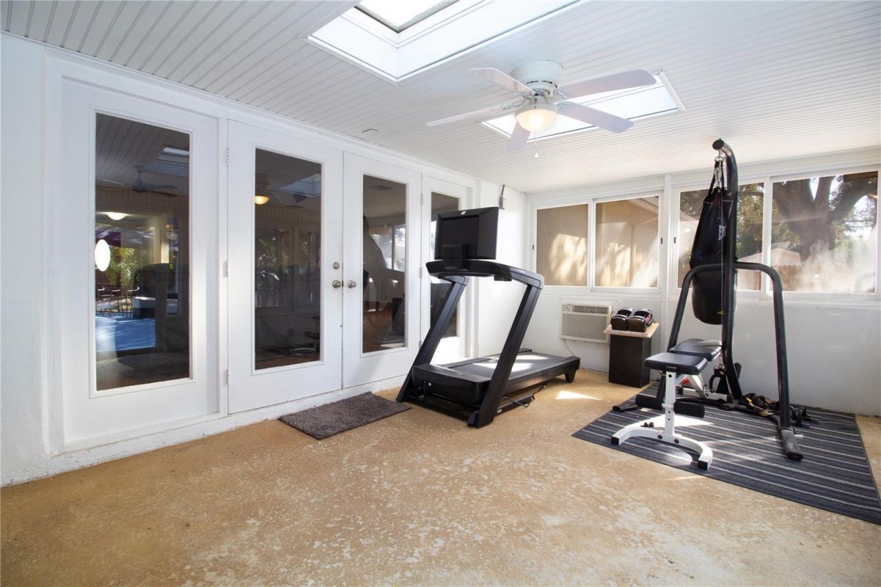 547 Oleander Way S, Saint Petersburg, FL 33707 Photo