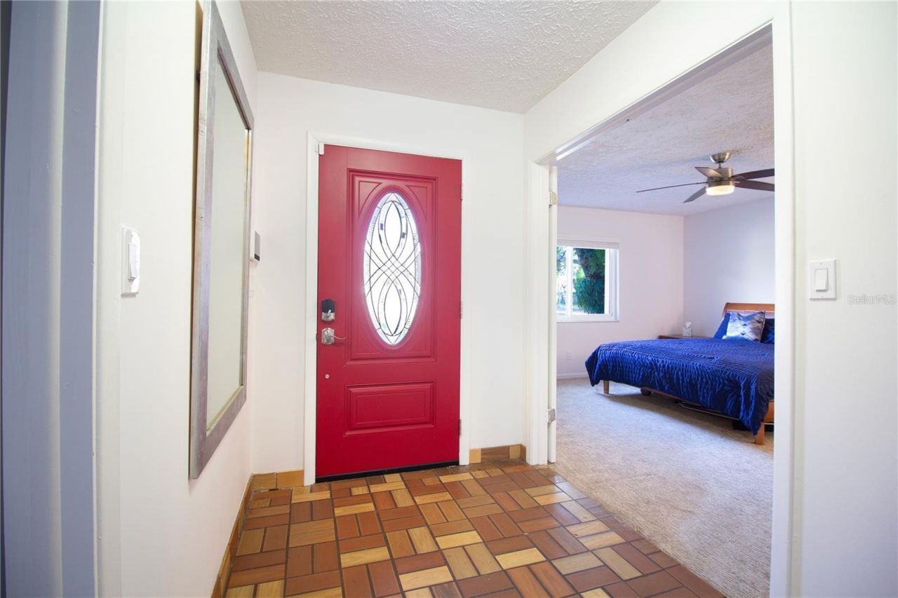 547 Oleander Way S, Saint Petersburg, FL 33707 Photo