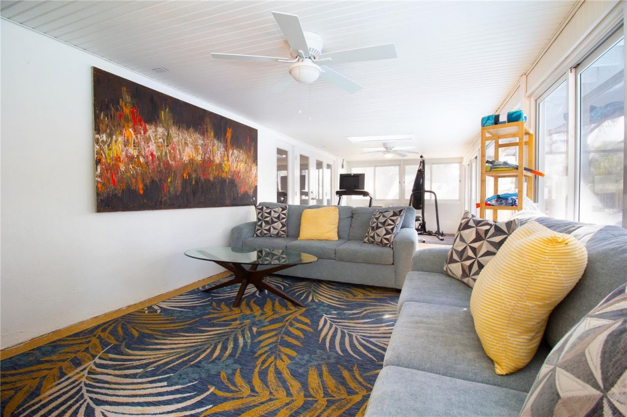 547 Oleander Way S, Saint Petersburg, FL 33707 Photo