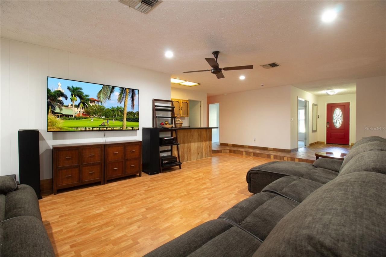 547 Oleander Way S, Saint Petersburg, FL 33707 Photo