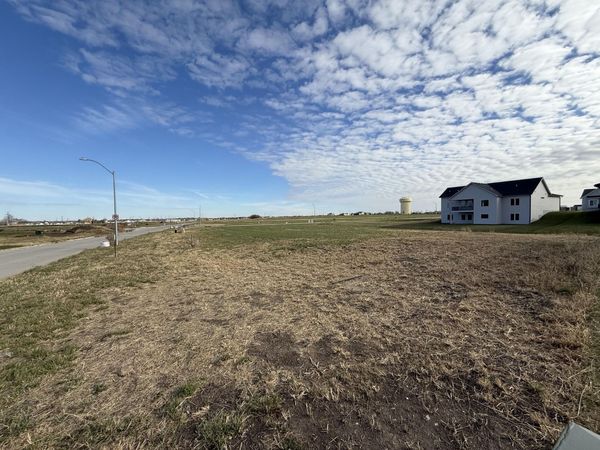 17200 Springbrook Trail, Urbandale, IA 50323