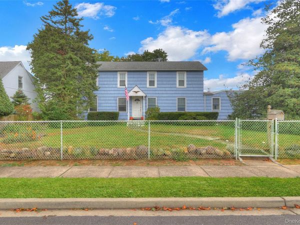 25 Sunnybrook Drive E, Oceanside, NY 11572