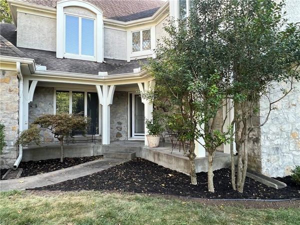 3905 W 101st Terrace, Overland Park, KS 66207