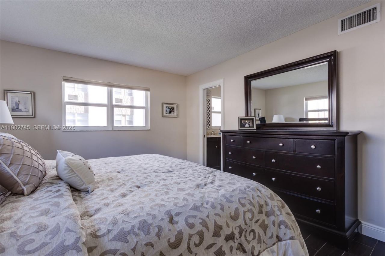 420 NE 12th Ave, Unit 208, Hallandale Beach, FL 33009 Photo